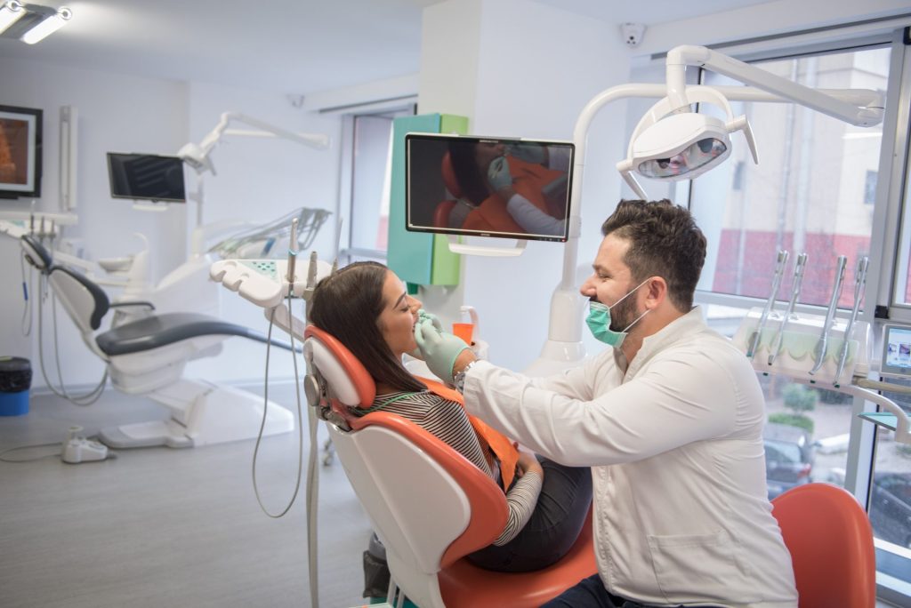 Dentiste me pacienten në Roma Dental Clinic, Durrës